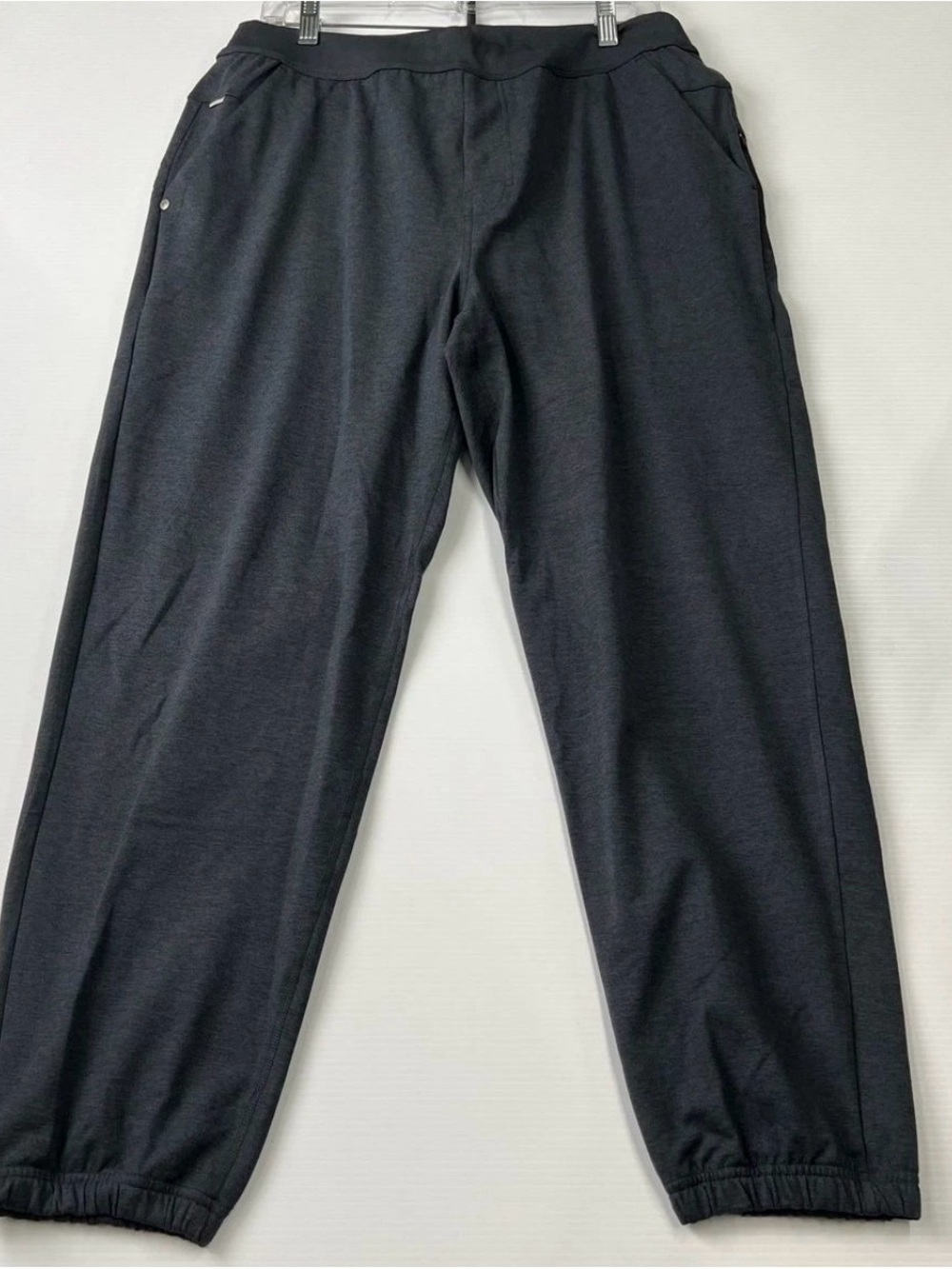 Vuori Men's Colorado Jogger Sweatpants color. Midnight Heather. Nwt